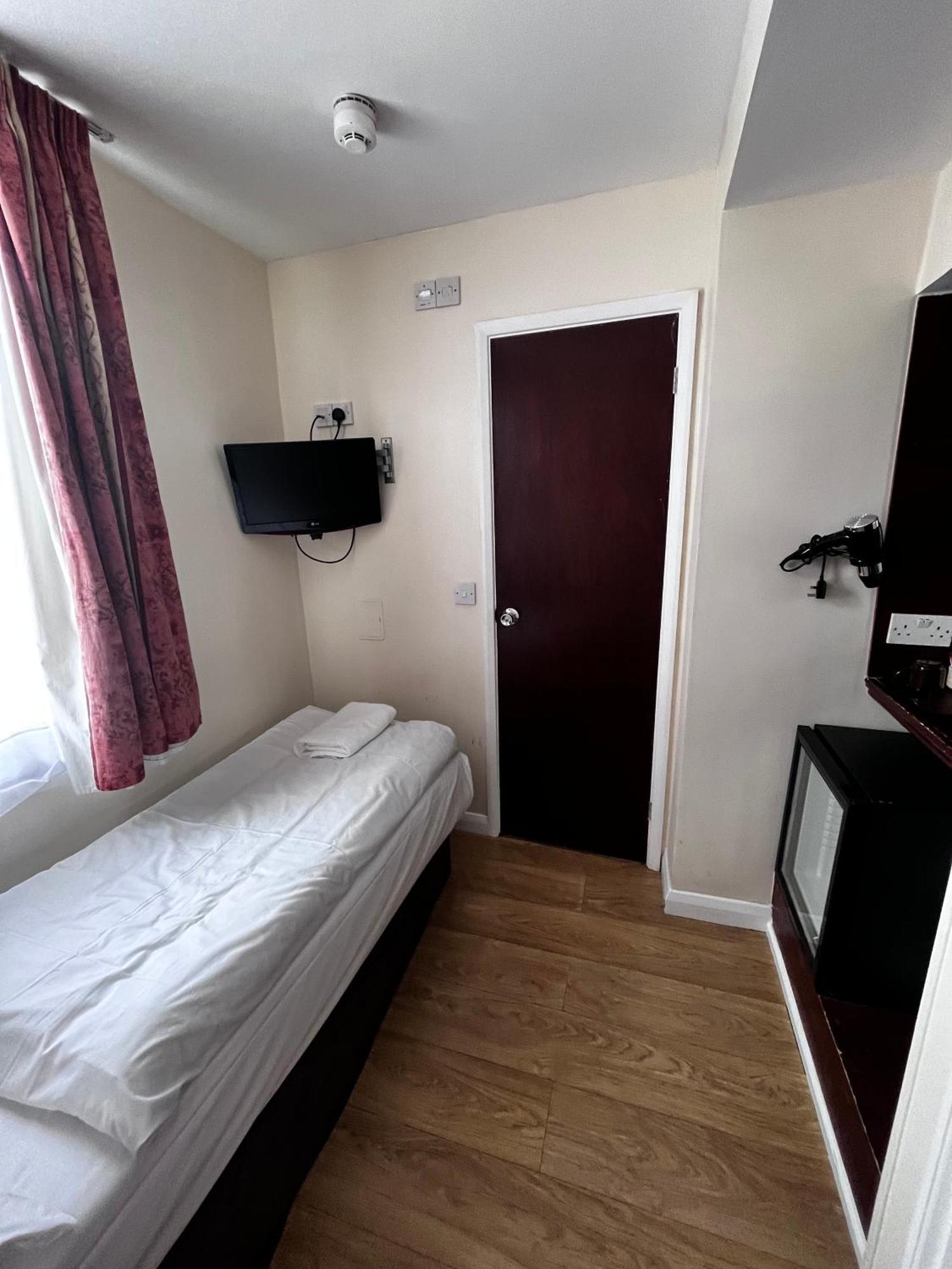 Dolphin - The 3* Londres